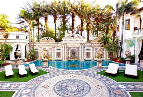 when did versace buy his mansion|who inherited gianni versace estate.